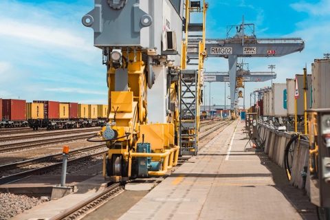 Rail minted gantry crane on the quayside at London Gateway